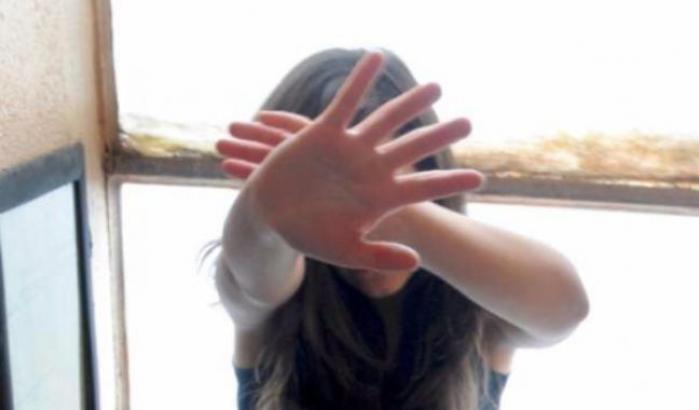 Il padre della ragazza stuprata a Lignano irrompe nella casa del branco: "Volevo guardarli in faccia"