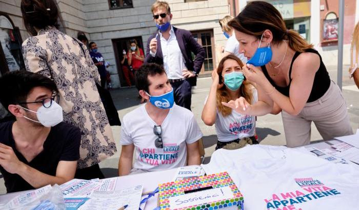 Per il referendum sull'eutanasia raggiunte le 500mila firme, ma la raccolta continua