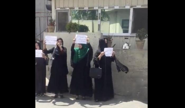 Donne protestano contro i talebani