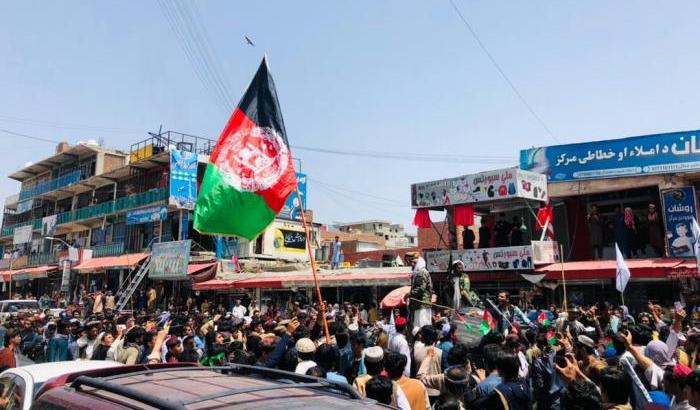 Manifestanti anti-talebani a Jalalabad
