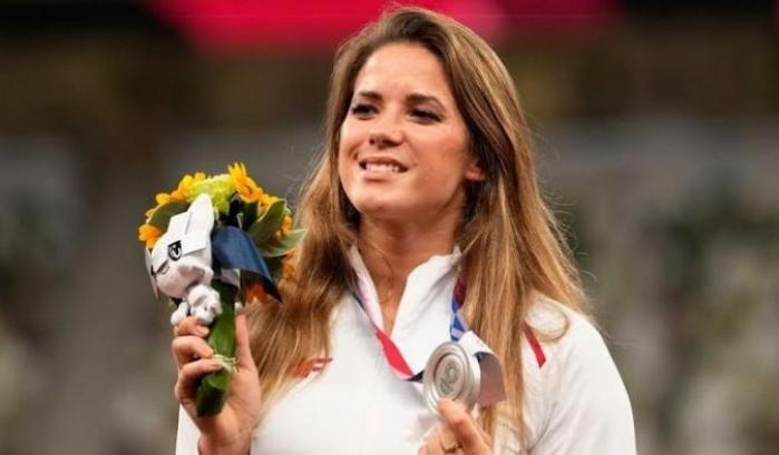 La campionessa olimpionica polacca mette all'asta l'argento di Tokyo per operare un bimbo malato