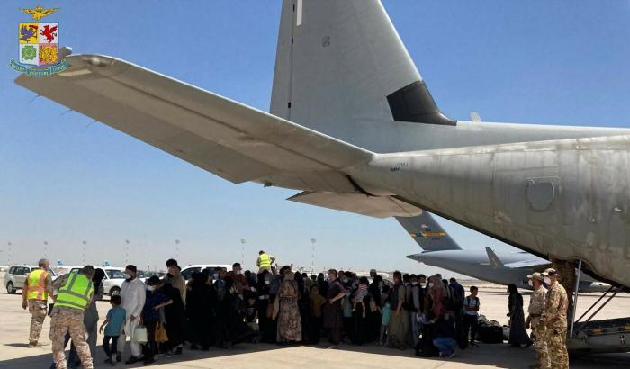 Prosegue il ponte aereo da Kabul: oggi 400 afghani arrivano in Italia