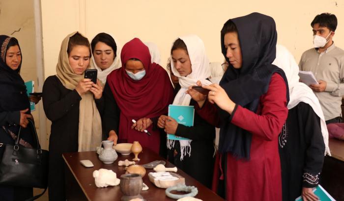Le studentesse di Kabul non cedono ai Talebani: i piccoli gesti delle femministe che resistono