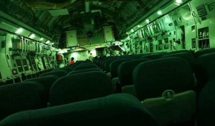 La denuncia di un ex militare britannico: "Da Kabul partono aerei vuoti, mentre in molti chiedono aiuto"
