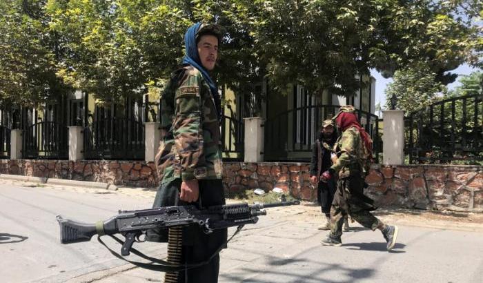 L'appello di Emergency: "Attivisti in pericolo, i talebani entrano nelle loro case per armi e documenti"