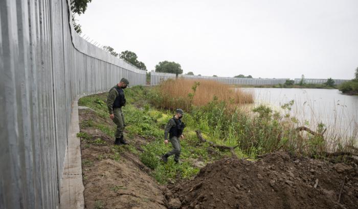 L'indecente muro di 40 km alzato dai greci al confine con la Turchia per fermare i migranti afghani
