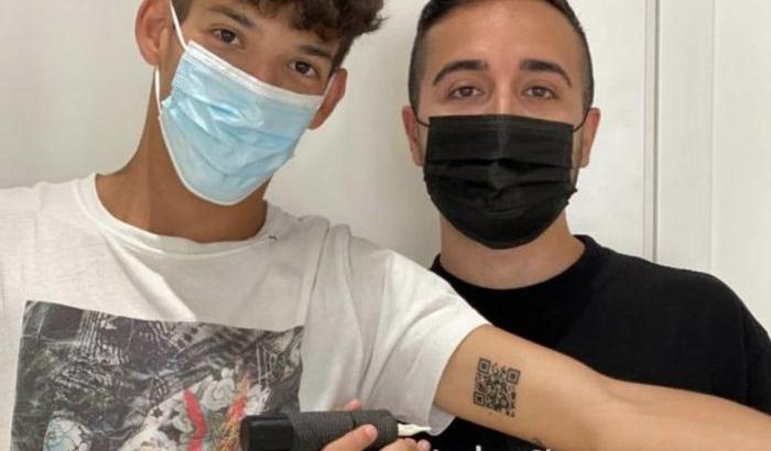Il ragazzo che si è fatto tatuare il codice Qr del Green pass sul braccio: ma tra 9 mesi che farà?