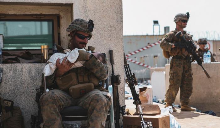 Il marines che tiene in braccio un neonato