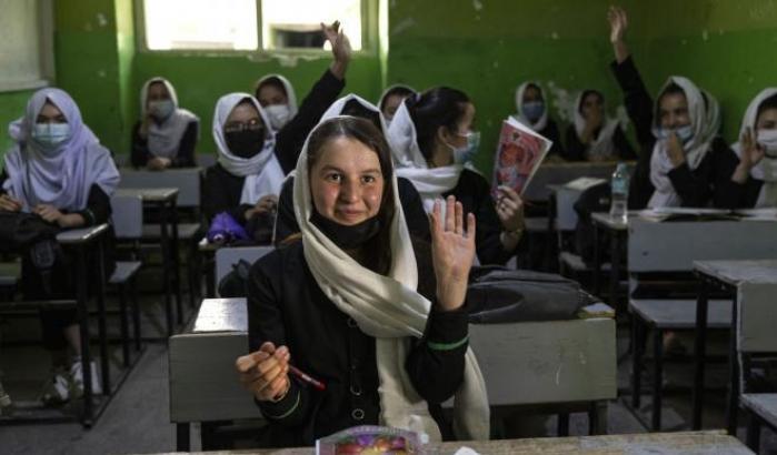 La scure dei talebani sulle donne: a Herat vietate le classi miste