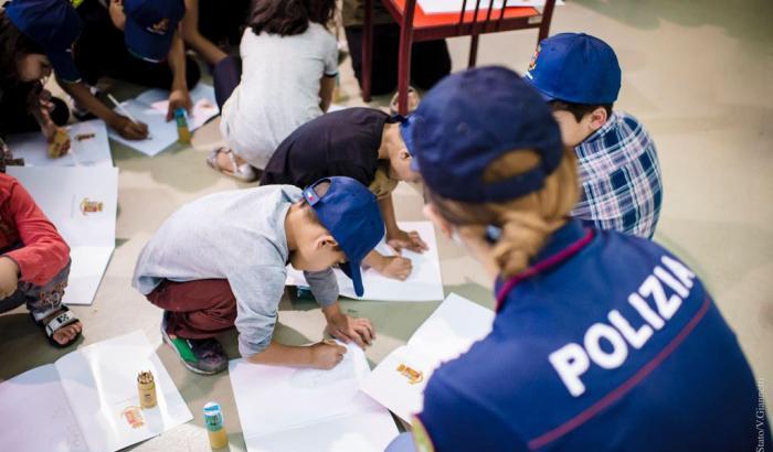 L'accoglienza della polizia ai piccoli afghani