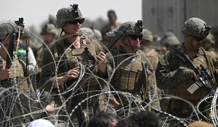 Militari della Nato all'aeroporto di Kabul