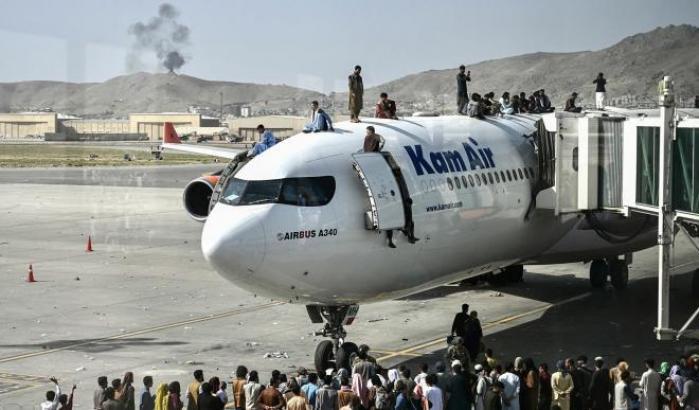 Almeno 20 morti all'aeroporto di Kabul: "Evacuazioni sicure per prevenire una crisi umanitaria"