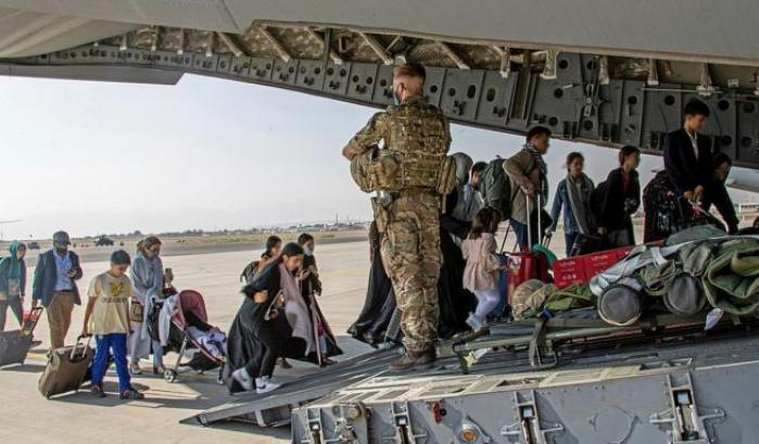 La Gran Bretagna studia un'estensione delle evacuazioni oltre il 31 agosto: "Faremo pressione sui talebani"