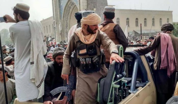 "Frustati dai talebani perché avevamo i jeans": la raccapricciante denuncia di alcuni giovani afghani
