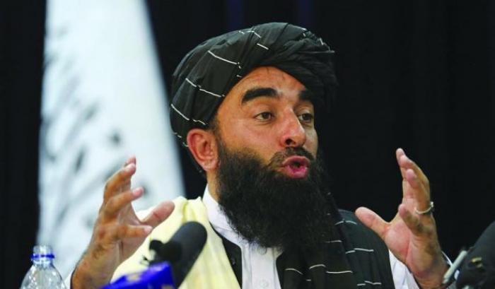 Zabihullah Mujahid, portavoce dei talebani: "Non permettiamo agli afgani di andare in aeroporto"