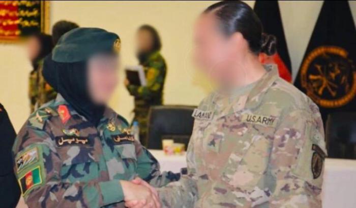 Una soldata raggiunge l'aeroporto: "Sono fuggita da Herat, i talebani erano a casa mia"