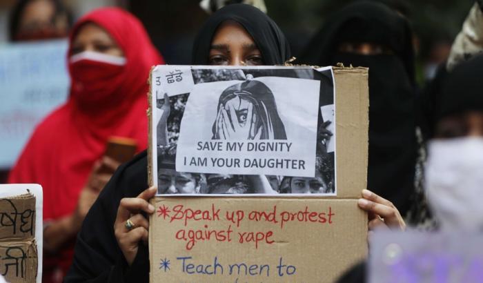Ancora una storia di violenza brutale sulle donne dall'India: ragazza in fin di vita dopo stupro di gruppo