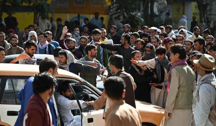 A Kabul assalto alle banche per prelevare contanti dal bancomat: scontri