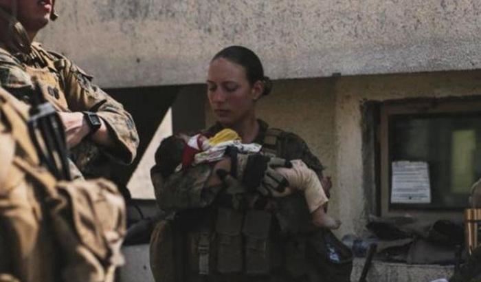 Nell'attentato kamikaze a Kabul è morta anche Nicole Gee, la marine che cullava il bambino