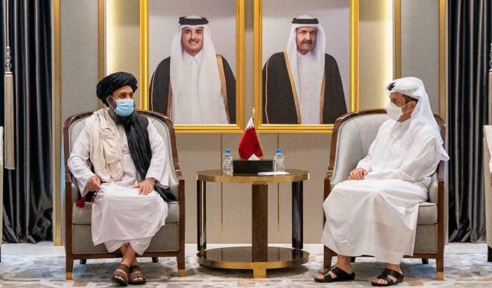 Il capo dei talebani Abdul Ghani Baradar e il ministro degli esteri del Qatar Mohammed bin Abdulrahman Al-Thani
