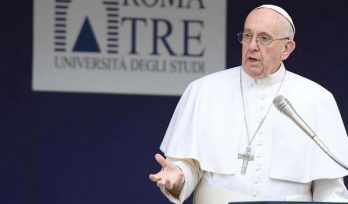 Papa Francesco dopo l'operazione: "Non è la prima volta che un infermiere mi salva la vita"