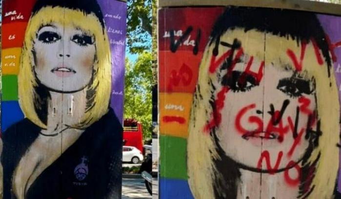 Il murale dedicato a Raffaella Carrà sfregiato con scritte omofobe