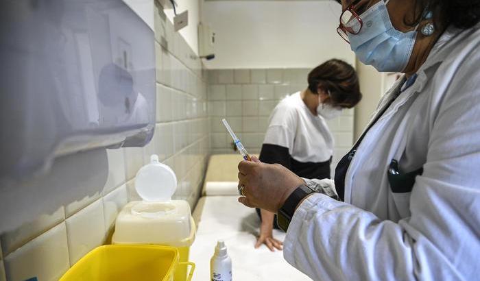 Appello dei medici al ministro Speranza: "Subito il vaccino alle donne incinte"