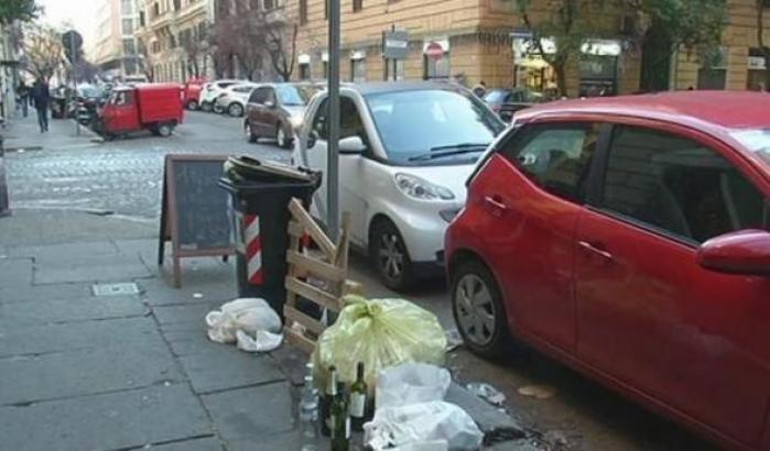Il colmo dei colmi sui rifiuti: Roma chiede aiuto e Napoli risponde prendendo 150 tonnellate al giorno
