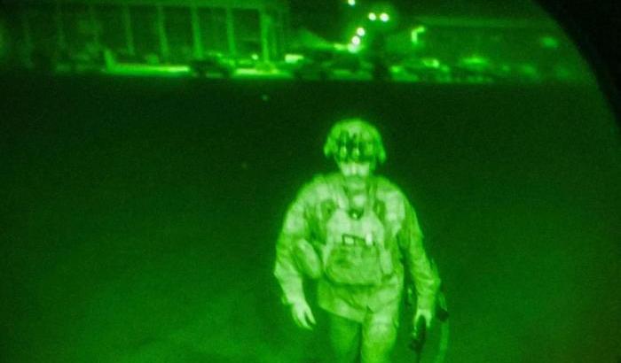 Chris Donahue è l'ultimo soldato Usa a lasciare Kabul, la foto simbolo di una guerra persa