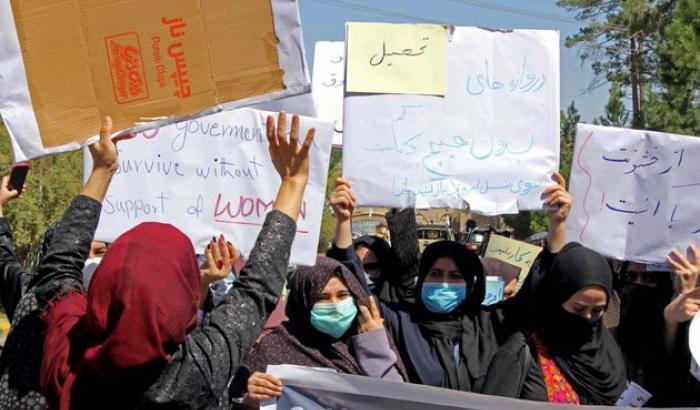 "Istruzione e lavoro sono nostri diritti, non abbiamo paura": le coraggiose donne di Herat manifestano
