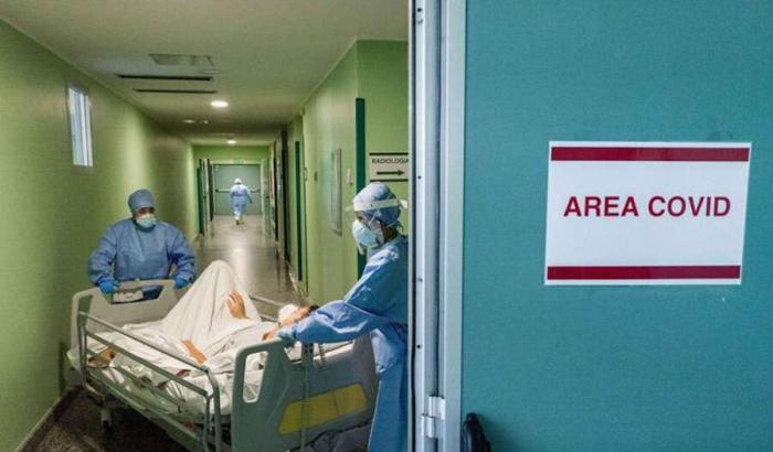 Altri 62 morti per Covid e crescono i ricoveri in terapia intensiva