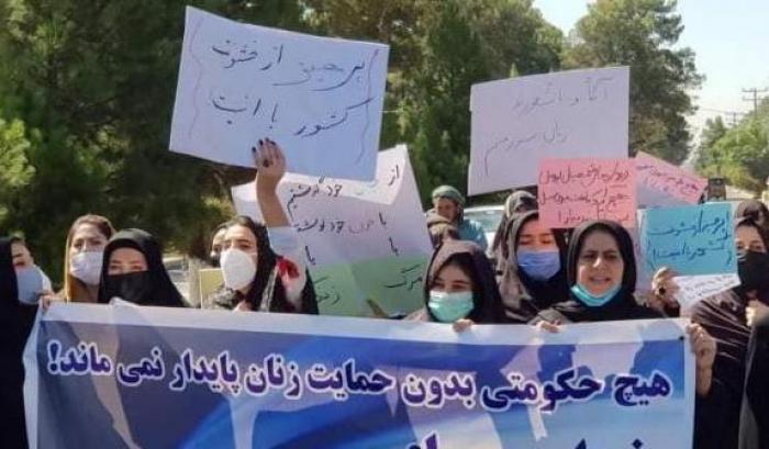 Le donne afghane sfidano ancora i talebani: in piazza per il diritto al lavoro