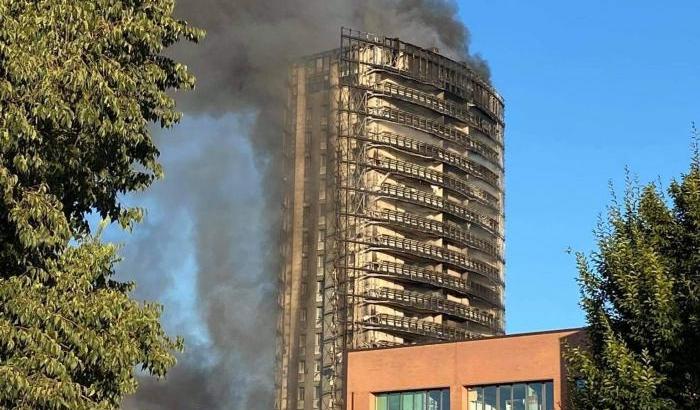 Indagini sull'incendio del grattacielo: i pannelli esterni erano di materiale altamente infiammabile