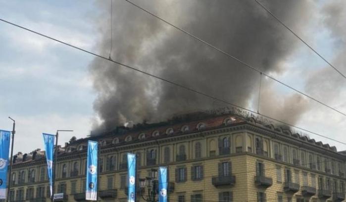 Scoppia un incendio nel centro di Torino: mansarde di un palazzo in fiamme