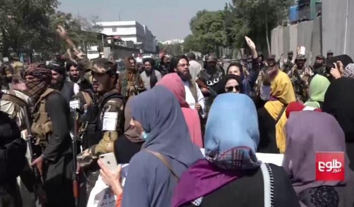 Le donne afghane protestano di nuovo in piazza: i talebani sparano i lacrimogeni