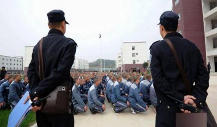 Una Ong denuncia in procura due grandi marchi di moda: "Sfruttano il lavoro forzato degli Uiguri in Cina"