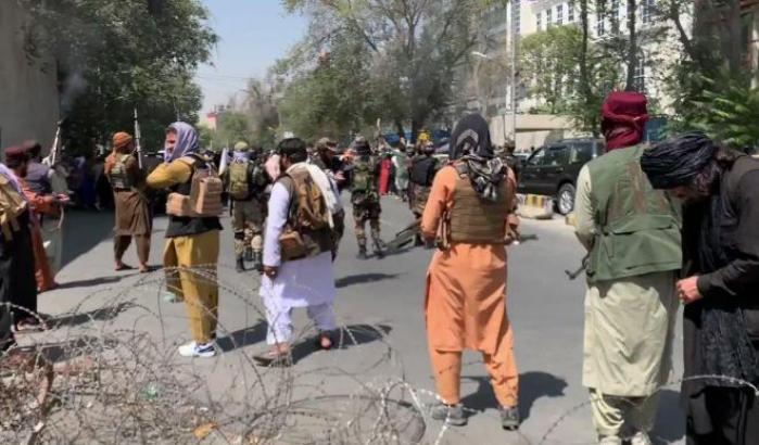 Donne in prima linea nella protesta contro talebani e Pakistan: spari per disperdere la folla