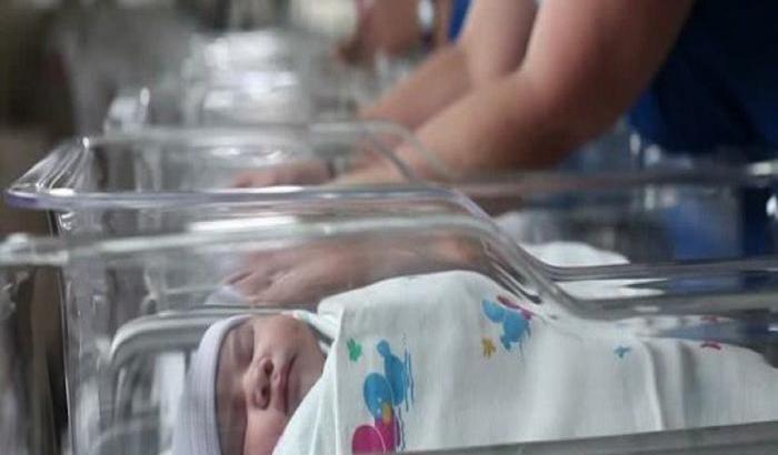 Scambiata alla nascita, una ragazza fa causa alla sanità iberica: chiede 3 milioni di euro