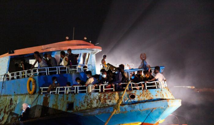 Sbarcano a Lampedusa 125 migranti bloccati sull'isola dei Conigli