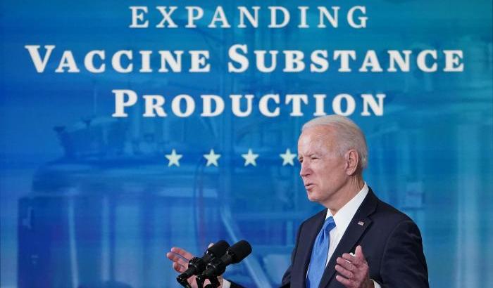 Biden accelera la campagna vaccinale: introdurrà l'obbligo per i dipendenti federali