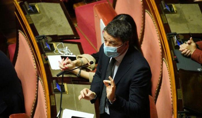 Renzi (per una volta) contro Salvini: "Non esce dal governo nemmeno con le bombe a mano"