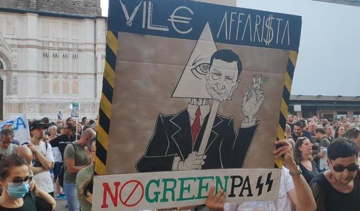 A Bologna volgarit&agrave; contro Mattarella dei no green pass: "Benvenuti nel terzo Reich"