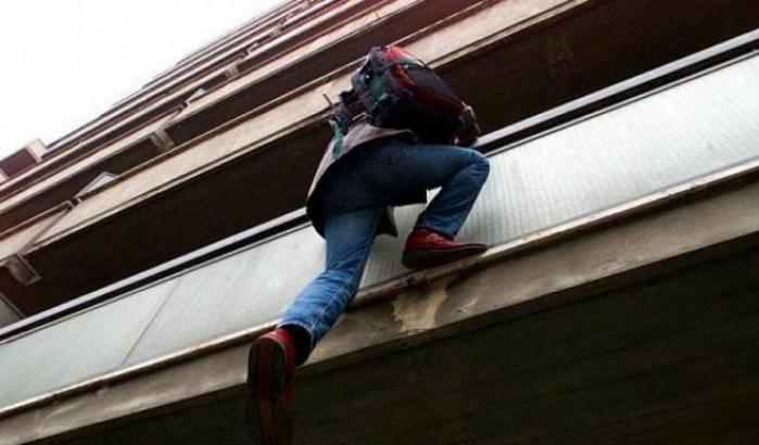 Uomo che si arrampica