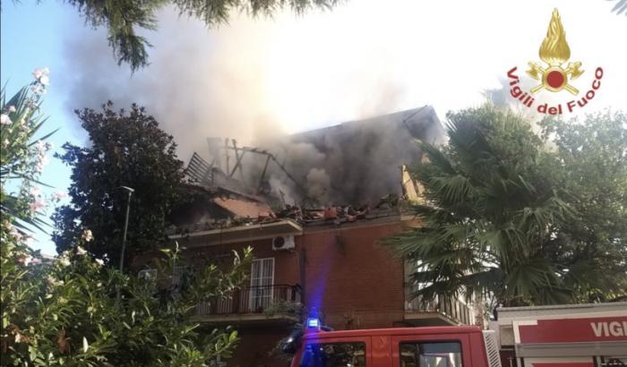 Dopo un'esplosione crolla una palazzina a Roma: due feriti