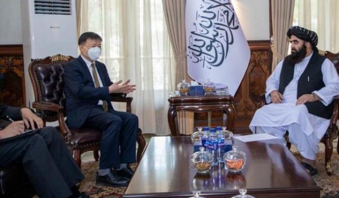 Il ministro degli esteri talebano incontra l'ambasciatore cinese