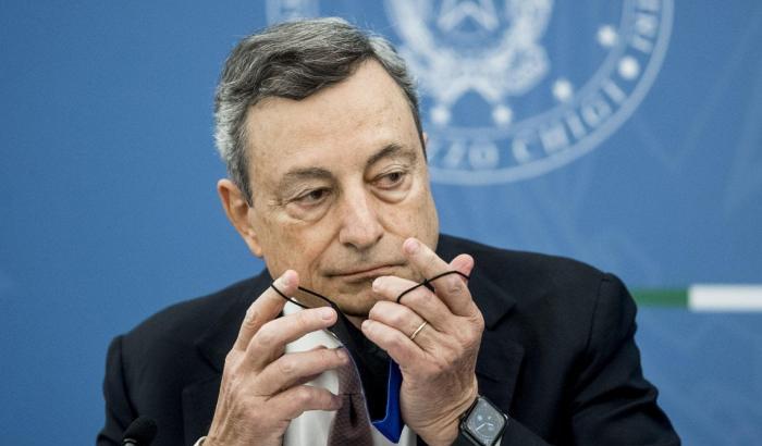 Draghi tenta di tenere insieme la maggioranza: 