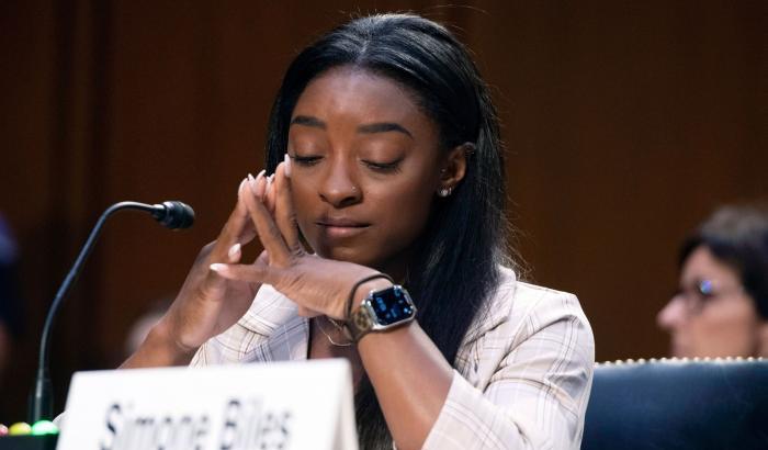 Simone Biles in lacrime accusa: "L'Fbi ha permesso gli abusi sessuali sulle atlete"