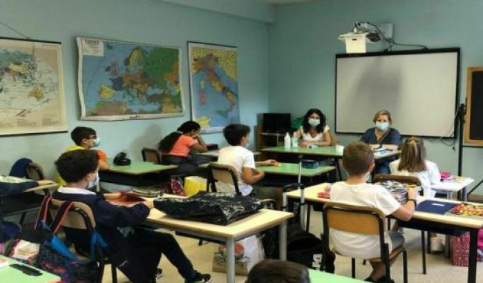 Genitori positivi accompagnano i figli a scuola: due classi in quarantena