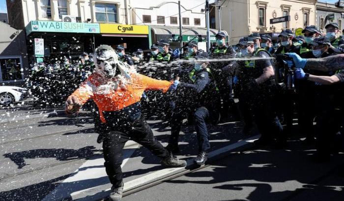 In Australia proteste e scontri contro il lockdown