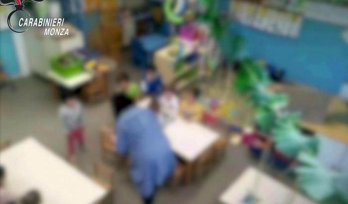 Maltrattava i bambini: maestra d'asilo finisce sotto inchiesta dopo le accuse dei genitori